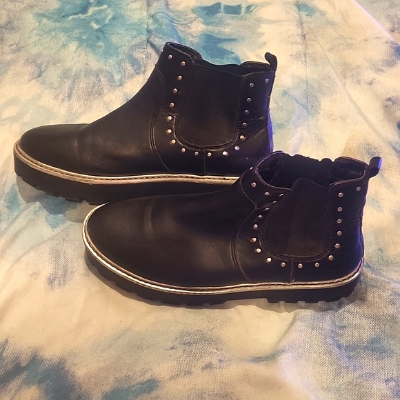 Boots - Picture 3 of 4